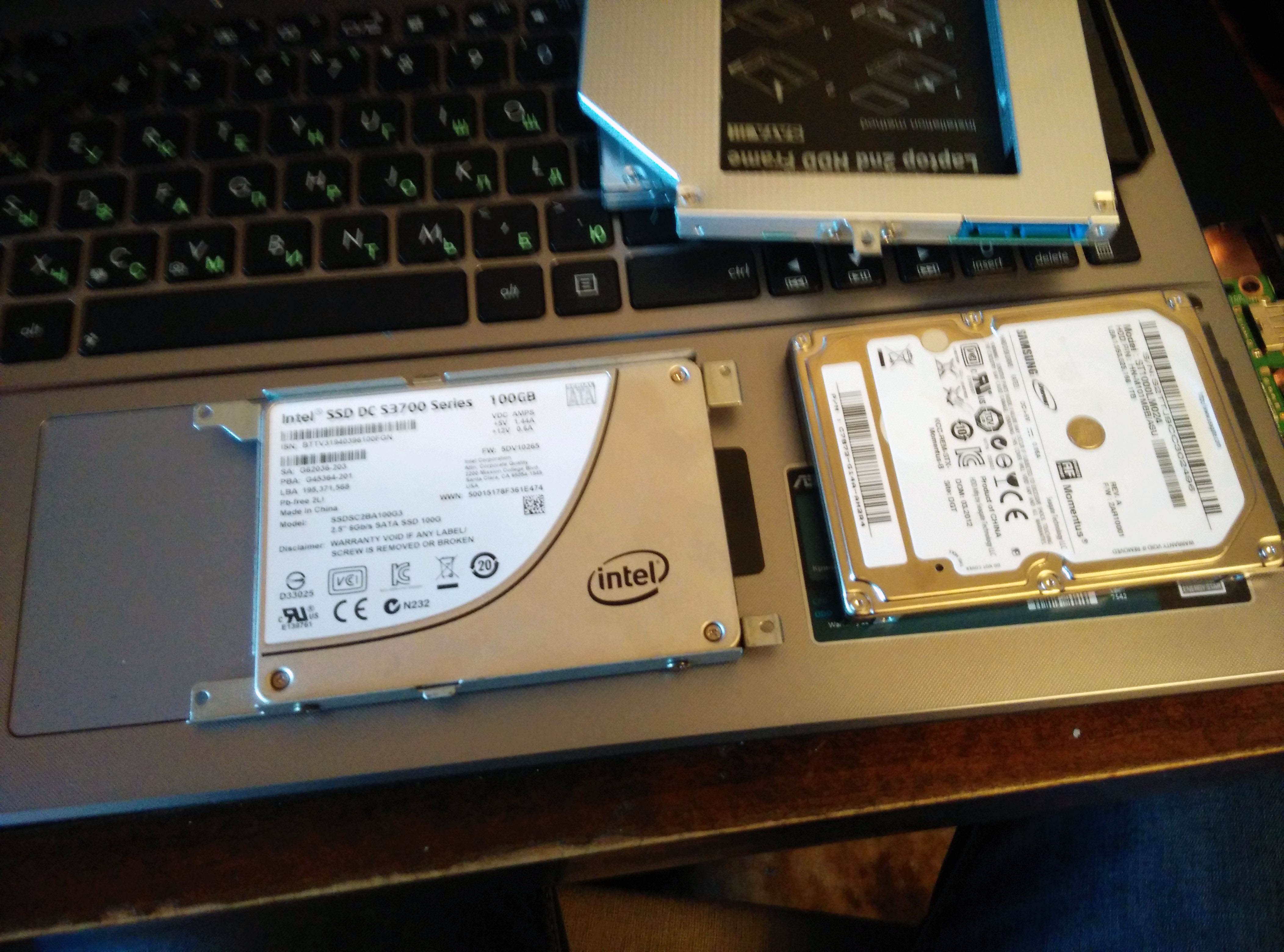 SSD диск установленный в крепежную рамку вместо старого. Старый диск с права.